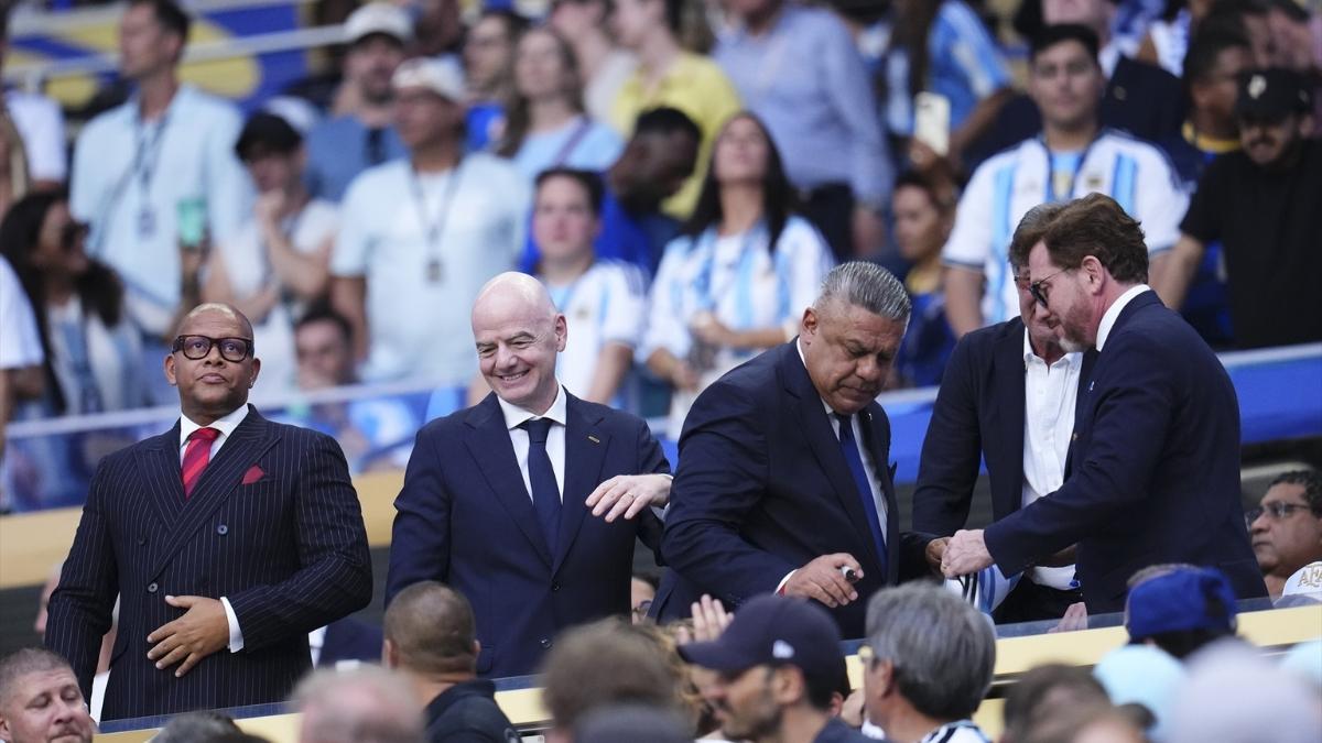Claudio Tapia, presindente de la AFA junto a Infantino| EP