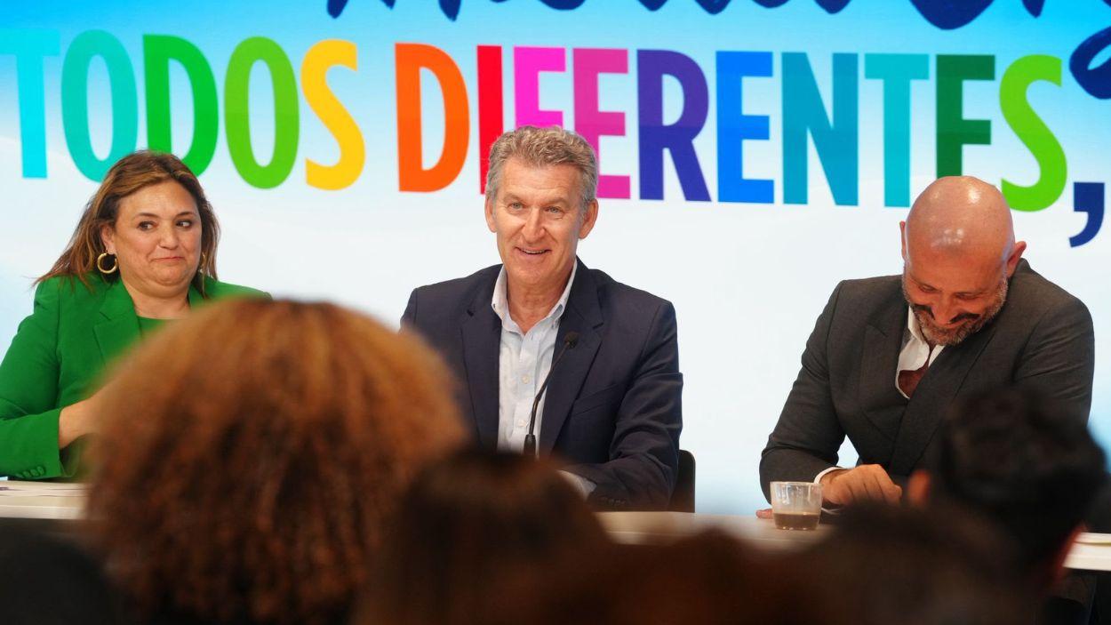 El líder del PP, Alberto Núñez Feijóo, junto a Jaime de los Santos, vicesecretario de igualdad del PP, durante un acto.