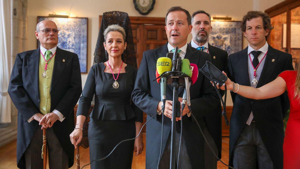 El alcalde de Toledo, Carlos Velázquez, junto a su equipo de Gobierno. EP.