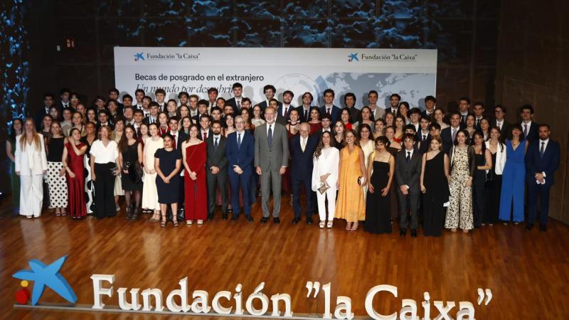 Foto de familia durante la ceremonia de entrega de la 44ª edición de las becas de posgrado en el extranjero de la Fundación “la Caixa”. Antonio Gutiérrez / EP