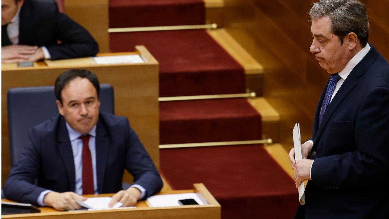 El president de la Generalitat, Juanfran Pérez Llorca (i), y el síndic del grupo parlamentario Vox, José María Llanos, durante una sesión de control en Les Corts Valencianes. EP.