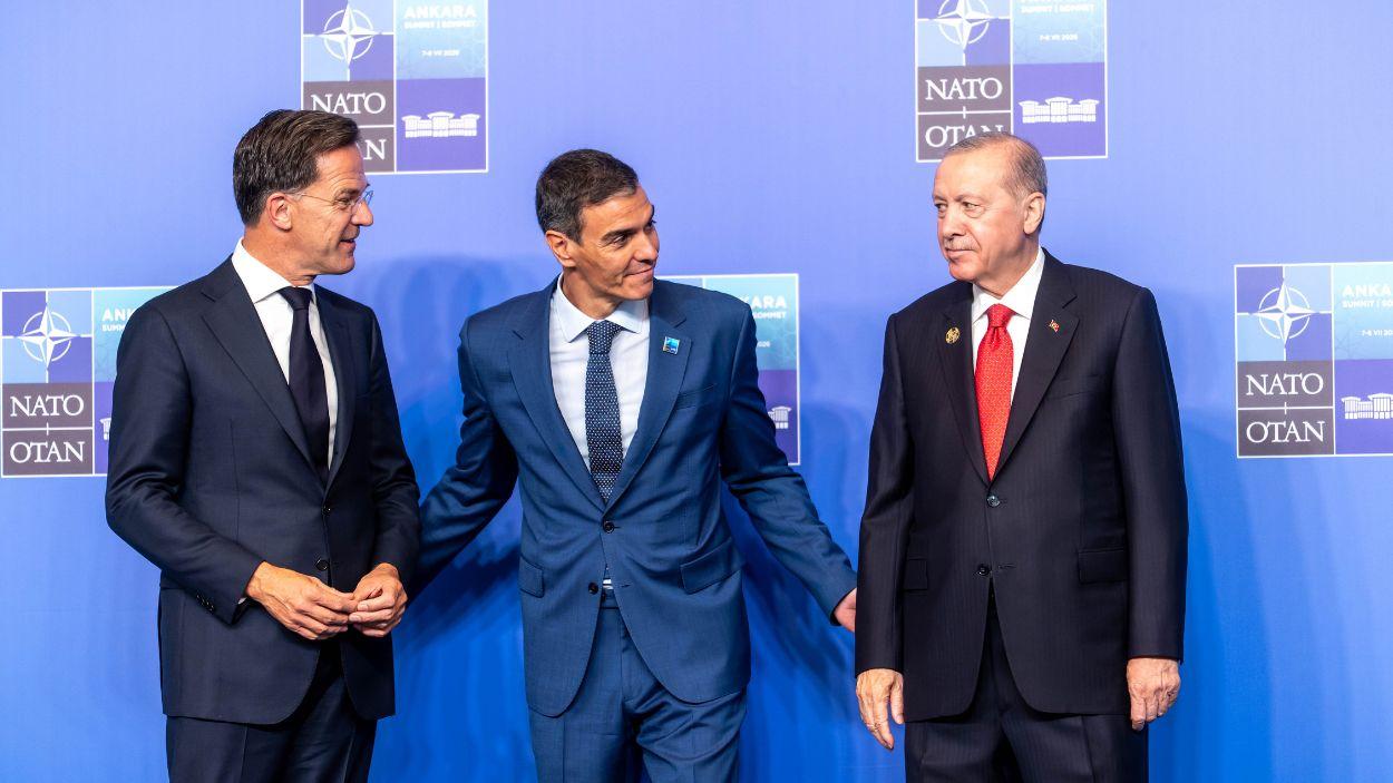 El presidente del Gobierno español, Pedro Sánchez, con el jefe de la OTAN, Mark Rutte, y el presidente de Turquía y anfitrión de la Cumbre,  Recep Tayyip Erdogan. EP.