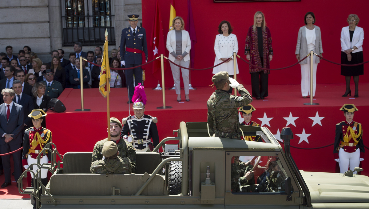 La presidenta de la Comunidad de Madrid (4i) durante los actos del 2 de Mayo.