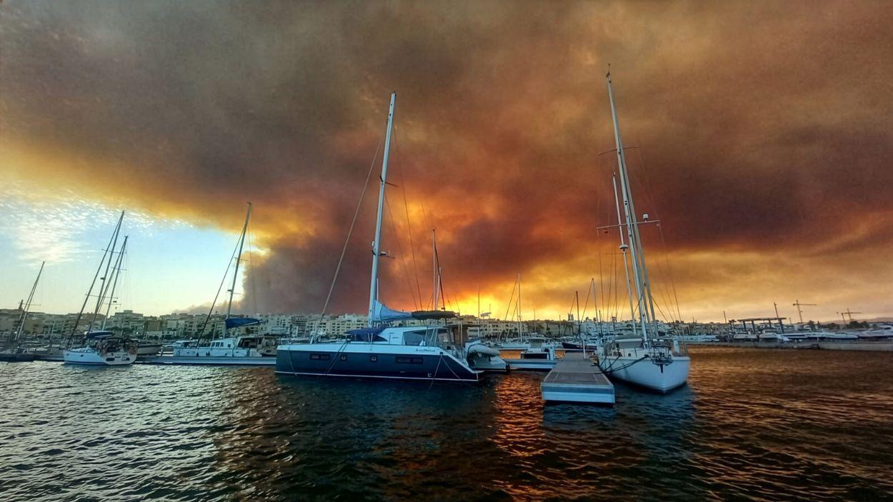 El incendio de Los Gallardos, en Almería, visto desde el puerto de Garrucha. EP
