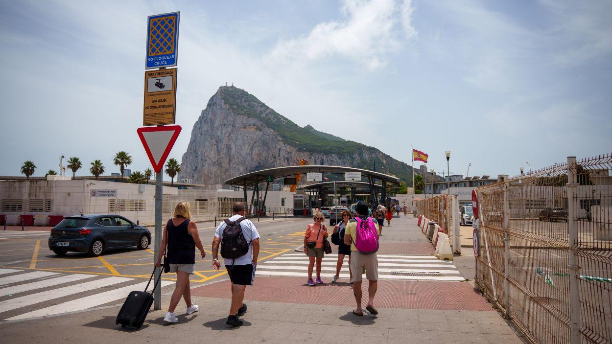 Imágenes de la frontera entre España y Gibraltar el pasado mes de junio. Europa Press.