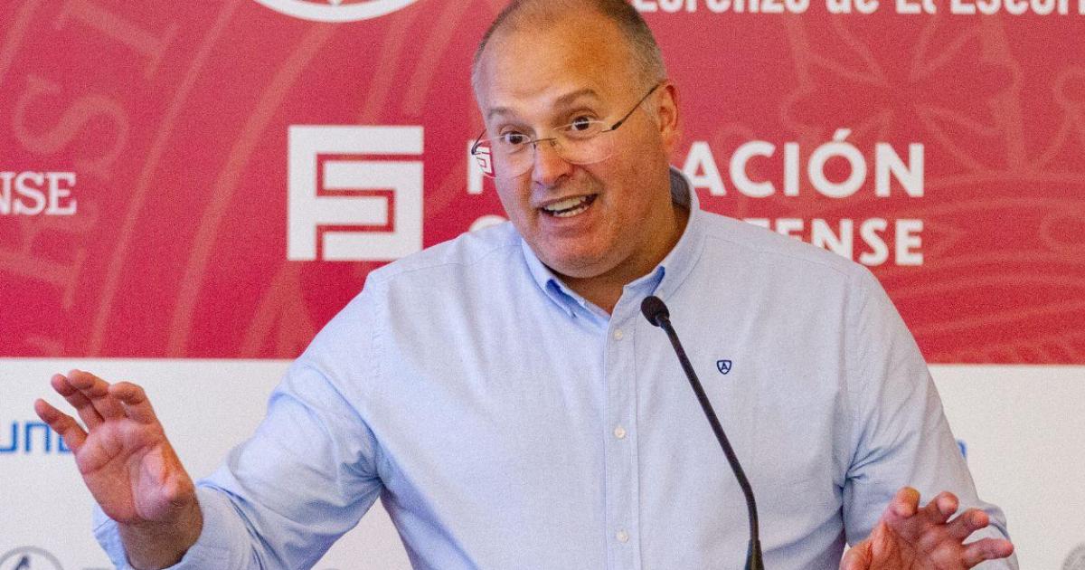 Tellado pasa a la politización del incendio de Almería y carga contra el Gobierno pese a la «máxima colaboración» de Sánchez