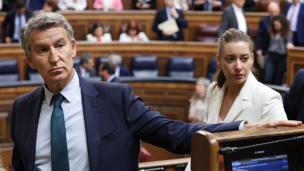 El presidente del PP, Alberto Núñez Feijóo, y la portavoz del PP en el Congreso, Ester Muñoz, durante una sesión de control al Gobierno. EP.