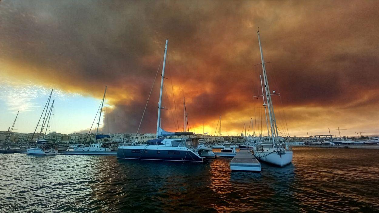 El incendio en Los Gallardos visto desde el Puerto de Garrucha / EP