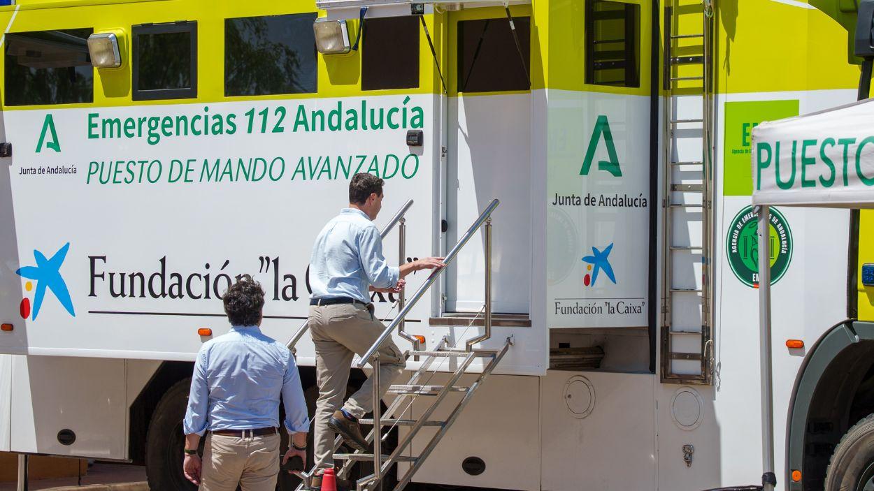 El presidente de la Junta de Andalucía, Juanma Moreno, en el puesto de mando avanzado que se ha instalado en el parque de bomberos de Turre (Almería). EP.