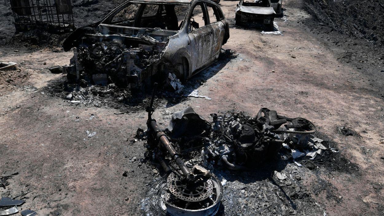 Varios vehículos calcinados en el incendio forestal / EP