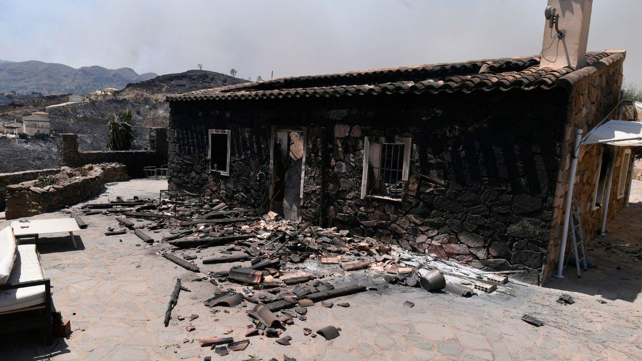 Una casa calcinada en el incendio forestal, a 10 de julio de 2026, en Los Gallardos. EP.