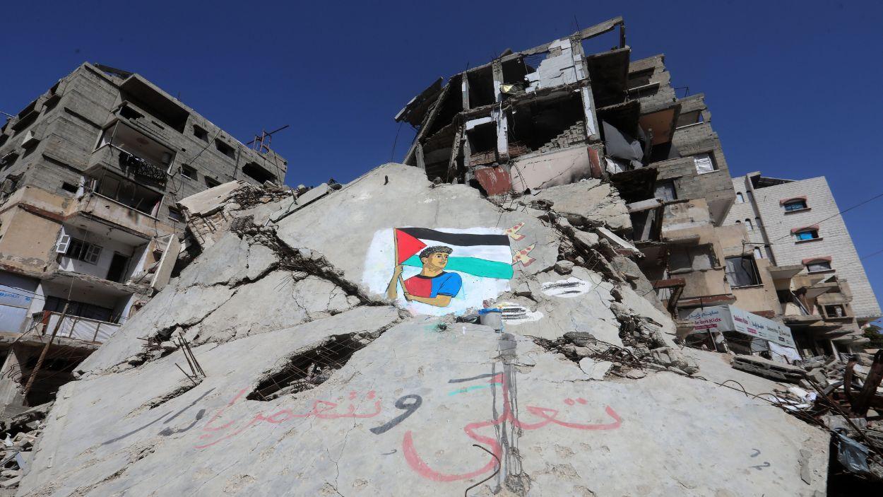 Artistas palestinos pintan un mural que representa al futbolista español Lamine Yamal sosteniendo una bandera Palestina. EP