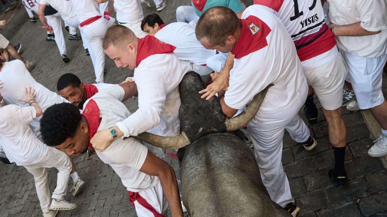 Quinto encierro de los Sanfermines con un toro que ha sembrado el caos y ha provocado 13 heridos. Europa Press.