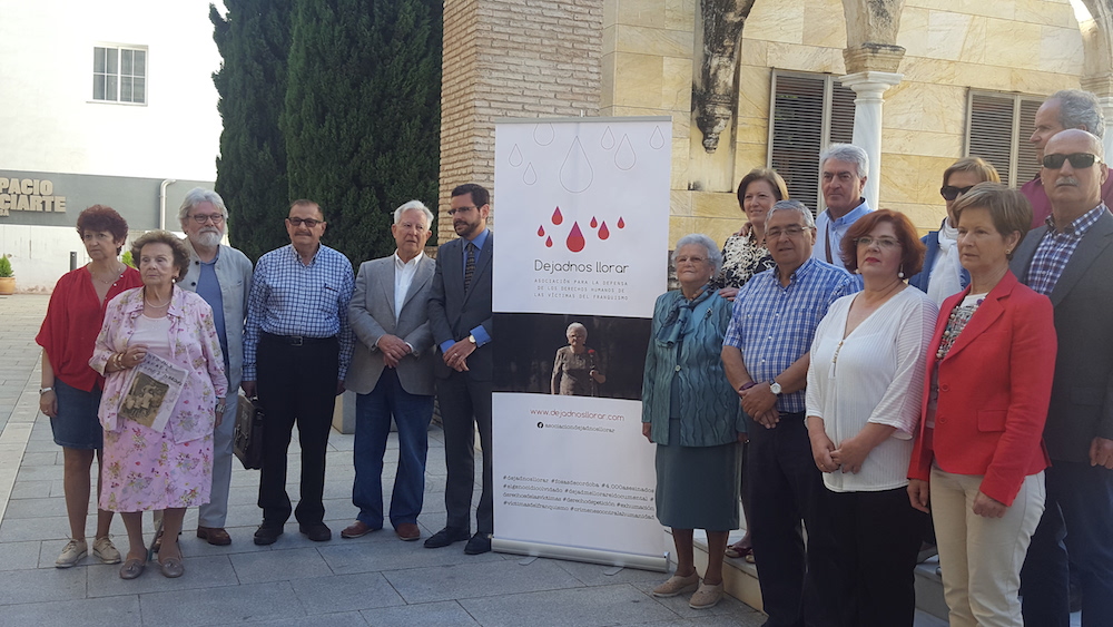 Los promotores de la asociación memorialista '¡Dejadnos llorar¡', presentada hoy en Córdoba.
