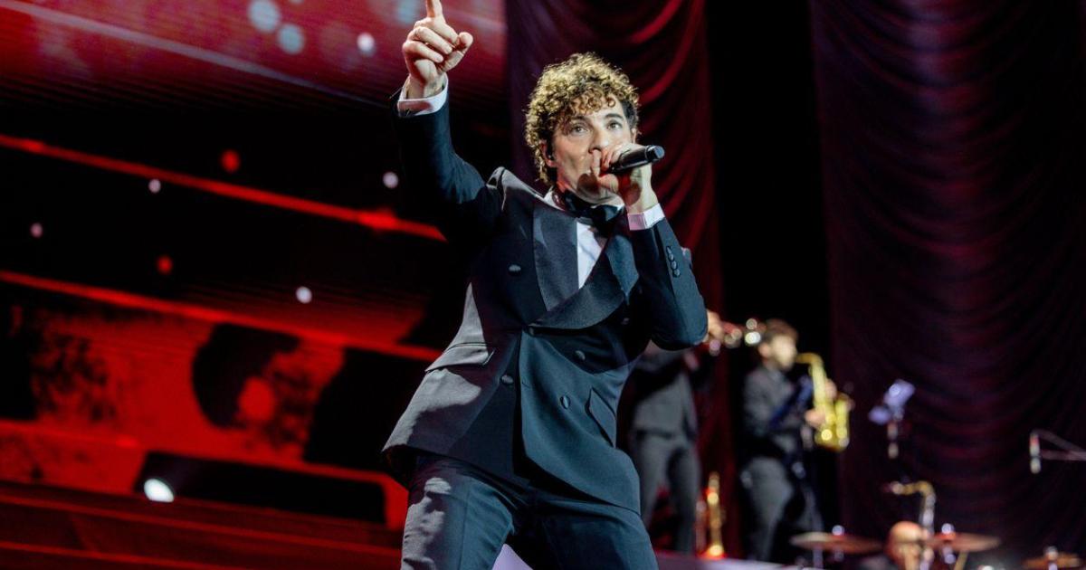 David Bisbal paraliza su concierto para recordar a las víctimas del incendio de Almería