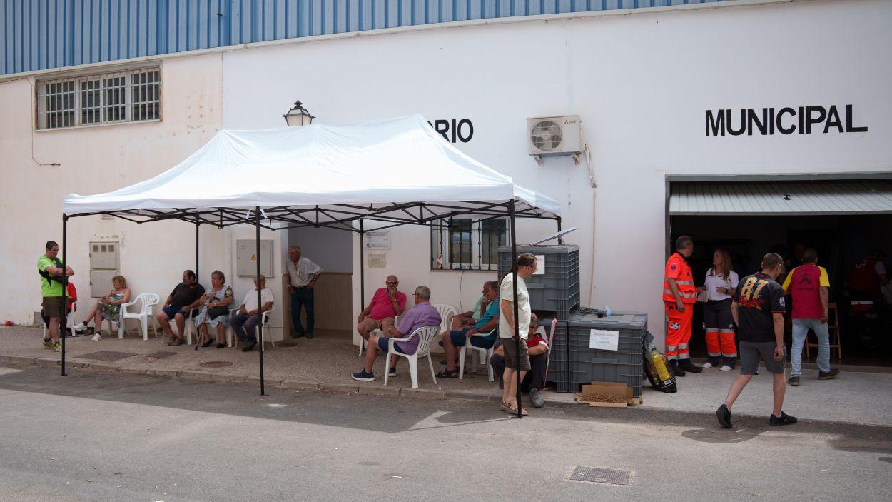 Los desalojados en el tanatorio de Lubrín por el incendio de Los Gallardos. Europa Press.