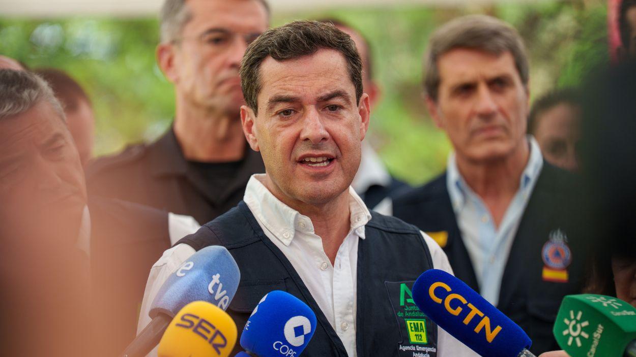 El presidente de la Junta de Andalucía, Moreno Bonilla, en el PMA del incendio forestal de los Gallardos / EP