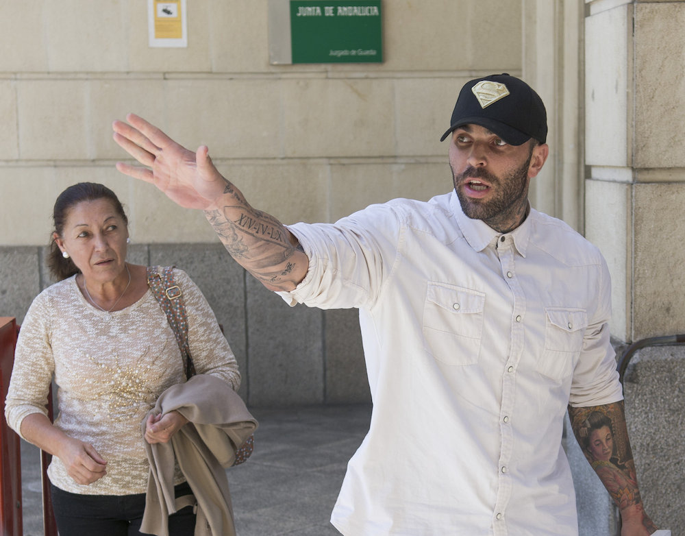 Manuel H. P., junto a su madre, ayer tras prestar declaración ante una juez de Sevilla.