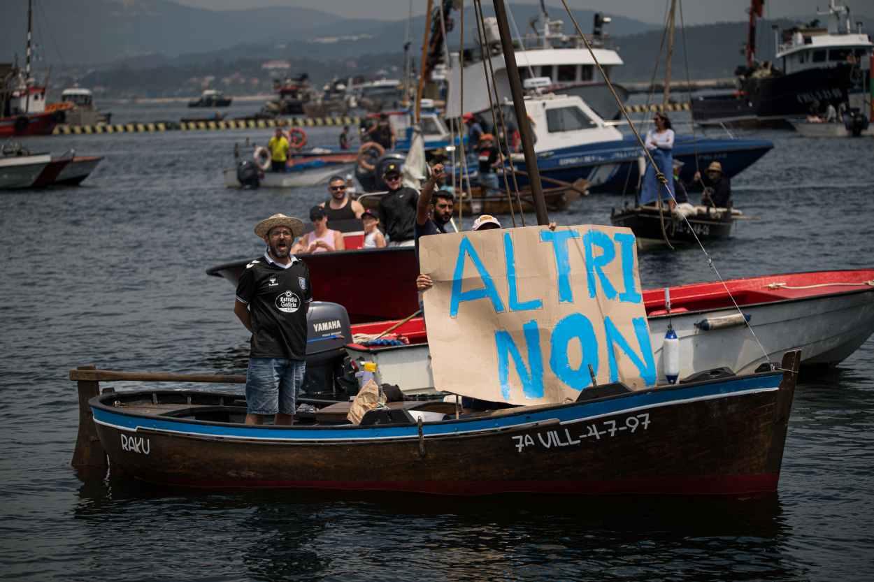Las protestas contra Altri, como la que corresponde a la imagen celebrada en A Illa de Arousa en junio pasado, fundamentales para el archivo del proyecto (Foto: Europa Press).