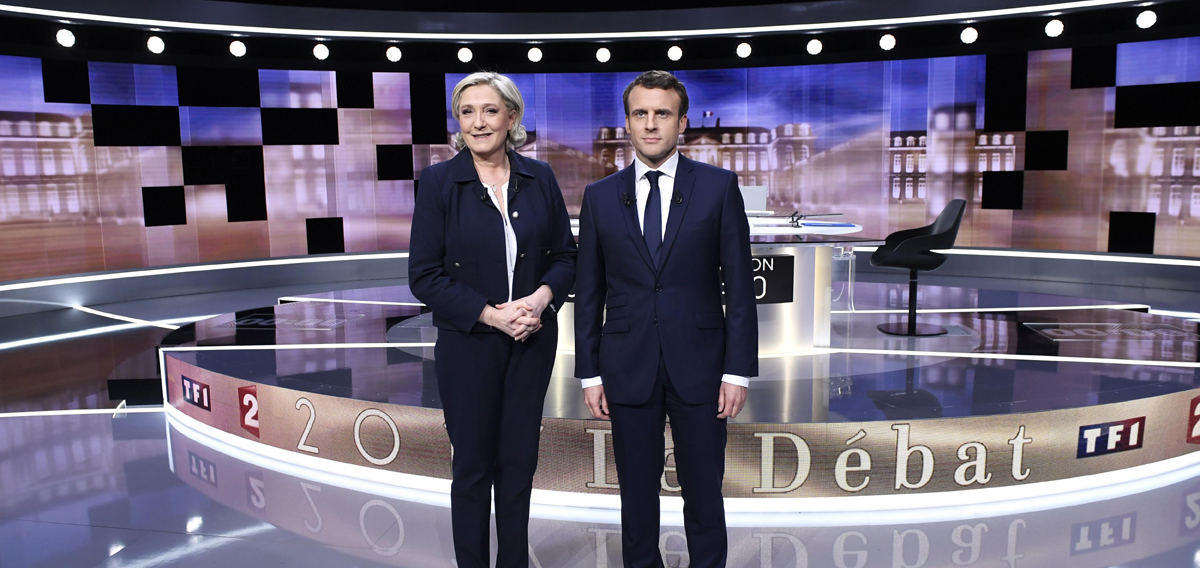 La candidata ultraderechista a la presidencia de Francia por el Frente Nacional, Marine Le Pen (i), y su rival, el socioliberal del movimiento En Marche !.