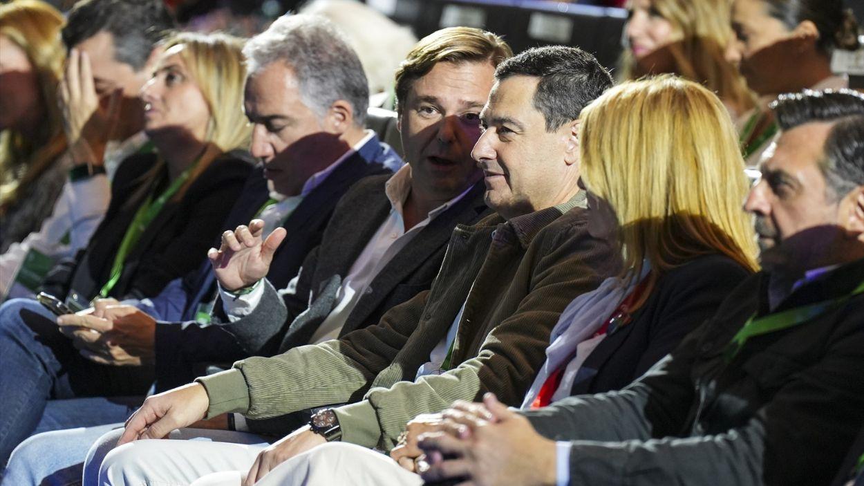 El presidente de la Junta de Andalucía, Moreno Bonilla, acompañado de responsables del PP andaluz en el Congreso regional de 2025/ EP