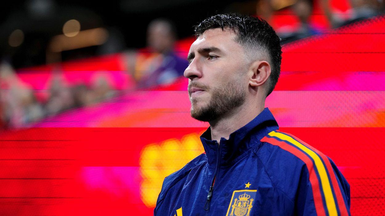 Aymeric Laporte sale al campo durante un partido de este Mundial. EP.