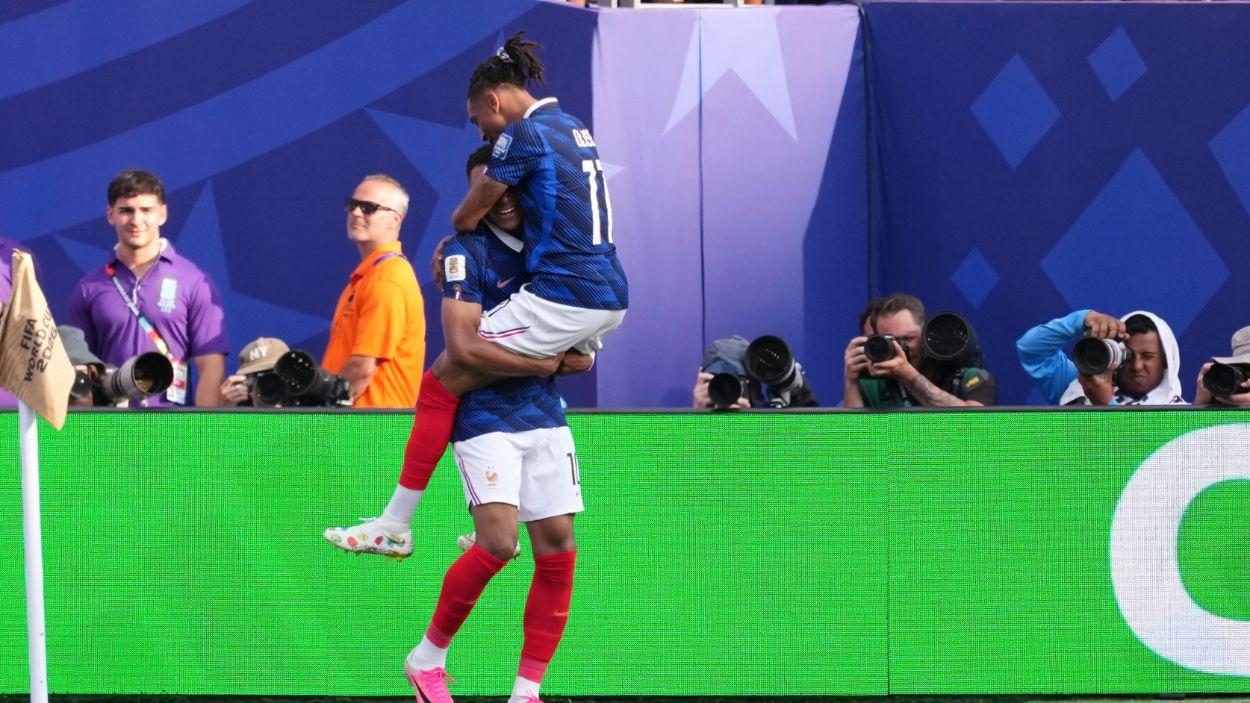 Mbappé y Olise celebran uno de los tantos de Francia en la victoria ante Suecia. EP.