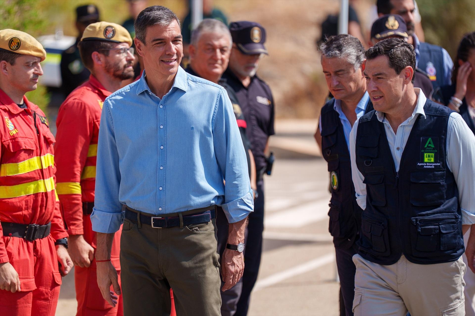 El presidente del Gobierno, Pedro Sánchez (i), y el de la Junta de Andalucía, Juanma Moreno (d), durante una visita realizada al Puesto de Mando Avanzado del incendio forestal de los Gallardos (Almería) / EP