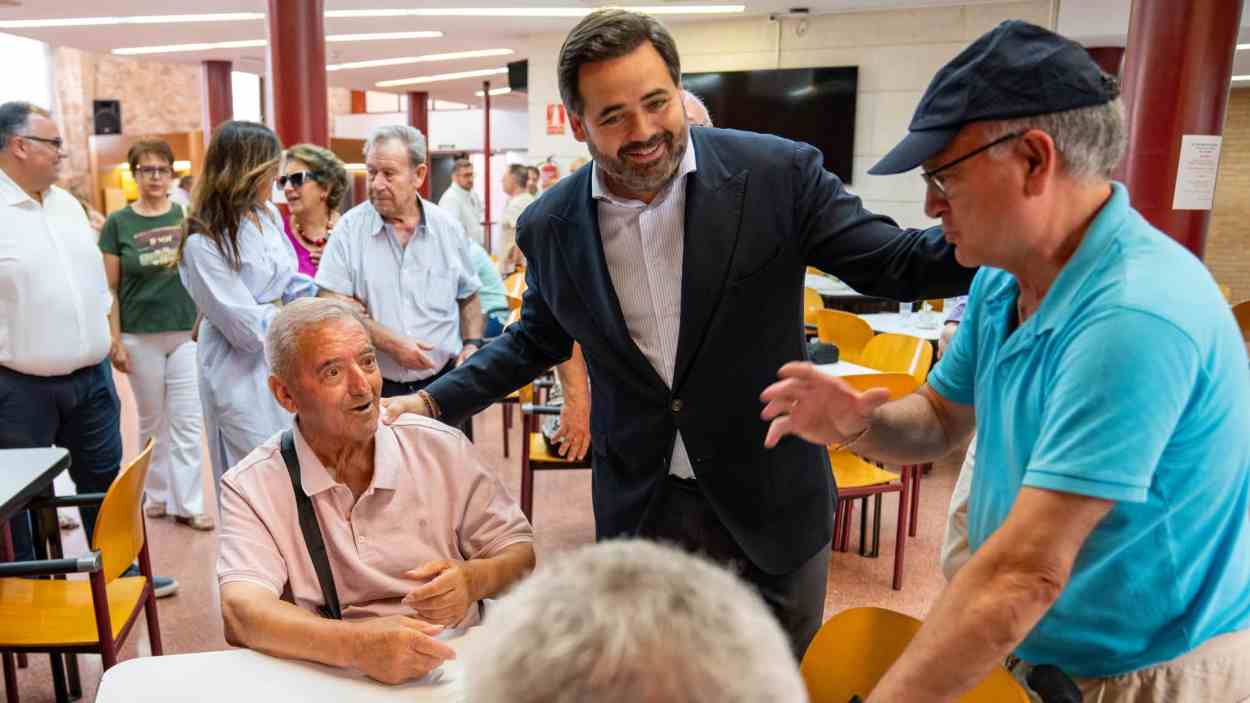 El presidente del PP de Castilla-La Mancha, Paco Núñez, ha visitado un centro de día en la región. EP.