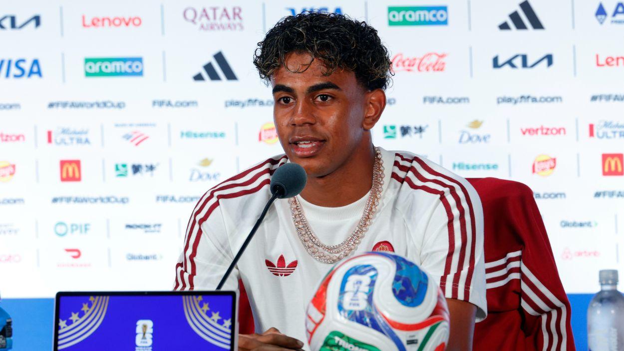 Lamine Yamal habla con los medios de comunicación durante una conferencia de prensa en el estadio de Dallas antes del partido de semifinales contra Francia en la Copa Mundial de la FIFA 2026. EP. 