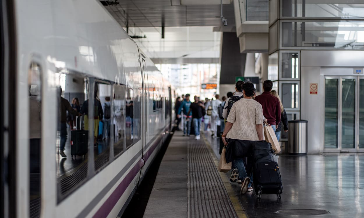 Pasajeros se suben a un tren AVE destino Málaga que sale de la estación de Atocha. Gabriel Luengas / EP