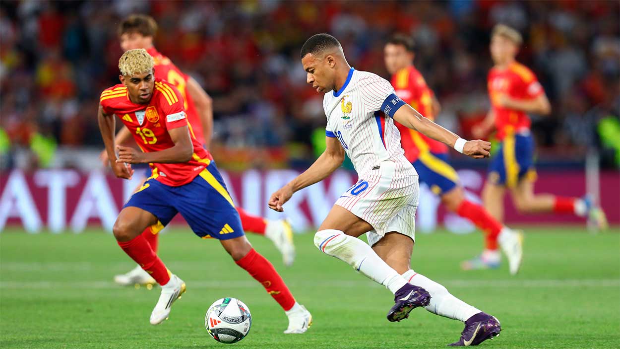 Lamine Yamal y Mbappé en un partido España-Francia. EP