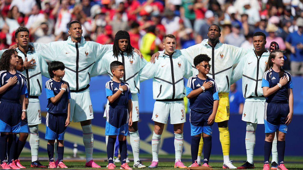 Desire Doue, Kylian Mbappé, Mike Maignan, Lucas Digne, Jules Koundé y William Saliba, de Francia, cantan su himno nacional durante el partido de cuartos de final de la Copa Mundial de la FIFA 2026 entre Francia y Marruecos en el Boston Stadium el 9 de julio de 2026 en Foxborough, Massachusetts. EP. 