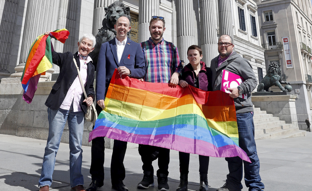 El presidente de la Federación Estatal de LGTB, Jesús Generelo Lanaspa (2i), posa con otros miembros de la organización en el exterior del Congreso. EFE/Archivo