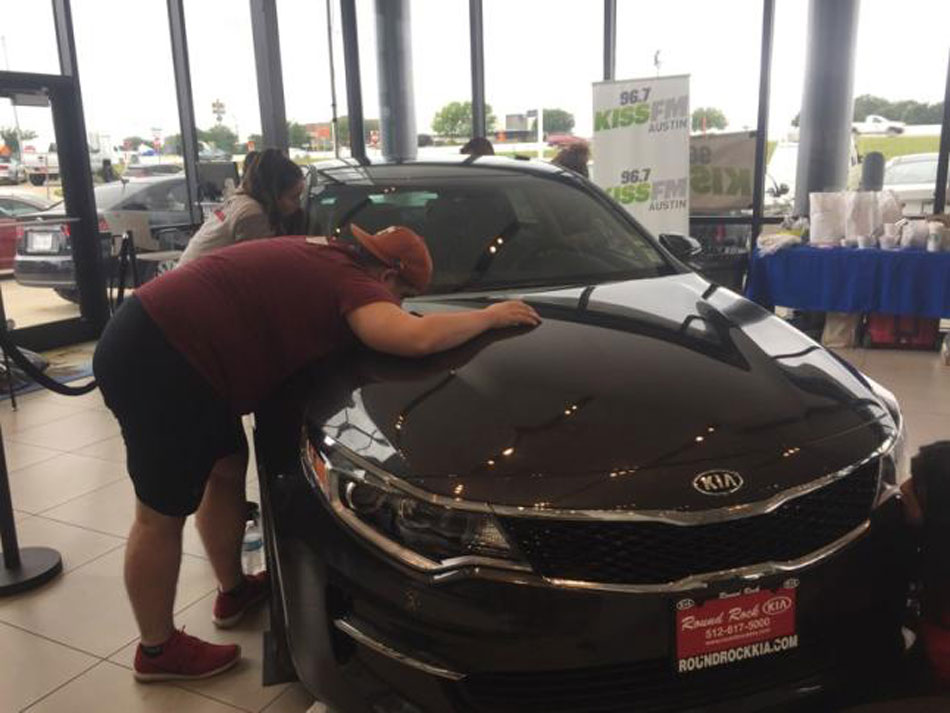 50 horas besando un coche para ganarlo