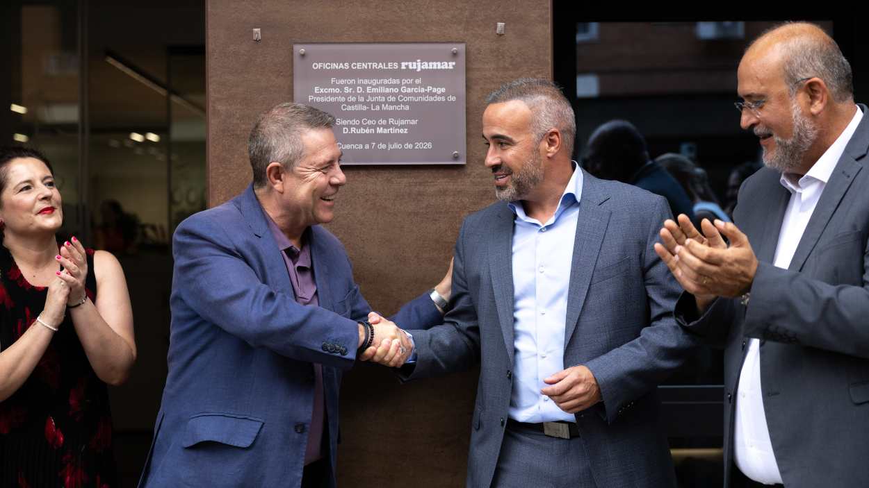 El presidente de Castilla-La Mancha, Emiliano García-Page, inaugurando en Cuenca las oficinas centrales de la empresa Rujamar. JCCM.