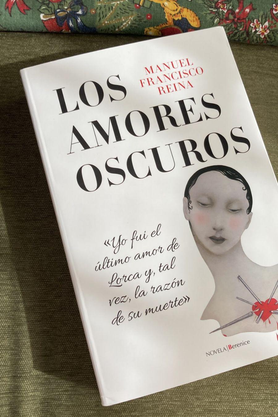 Portada de 'Los amores oscuros', de Manuel Francisco Reina