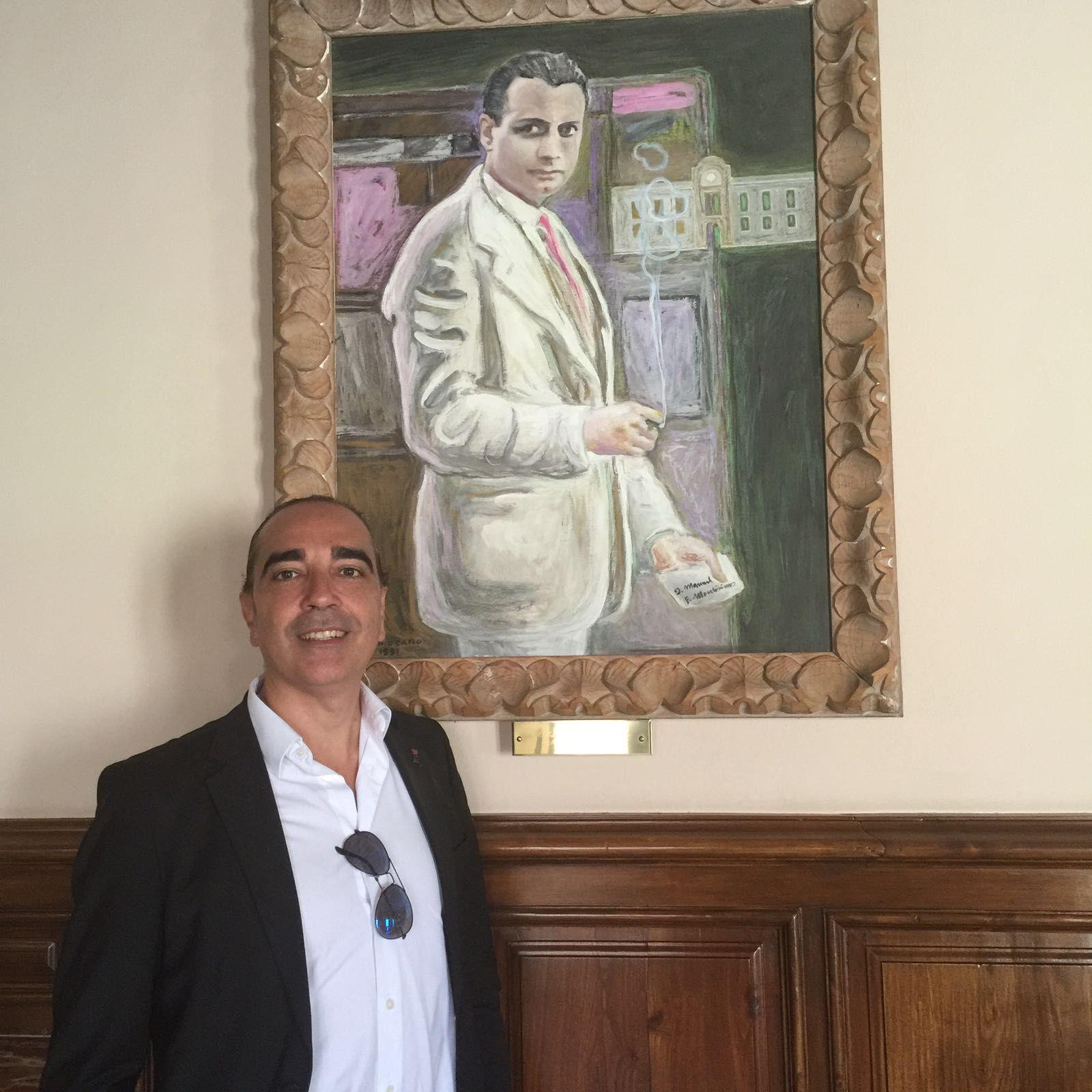 Manuel Francisco Reina, fotografiado junto al retrato de Manuel Fernández Montesinos, el alcalde socialista de Granada asesinado en 1936