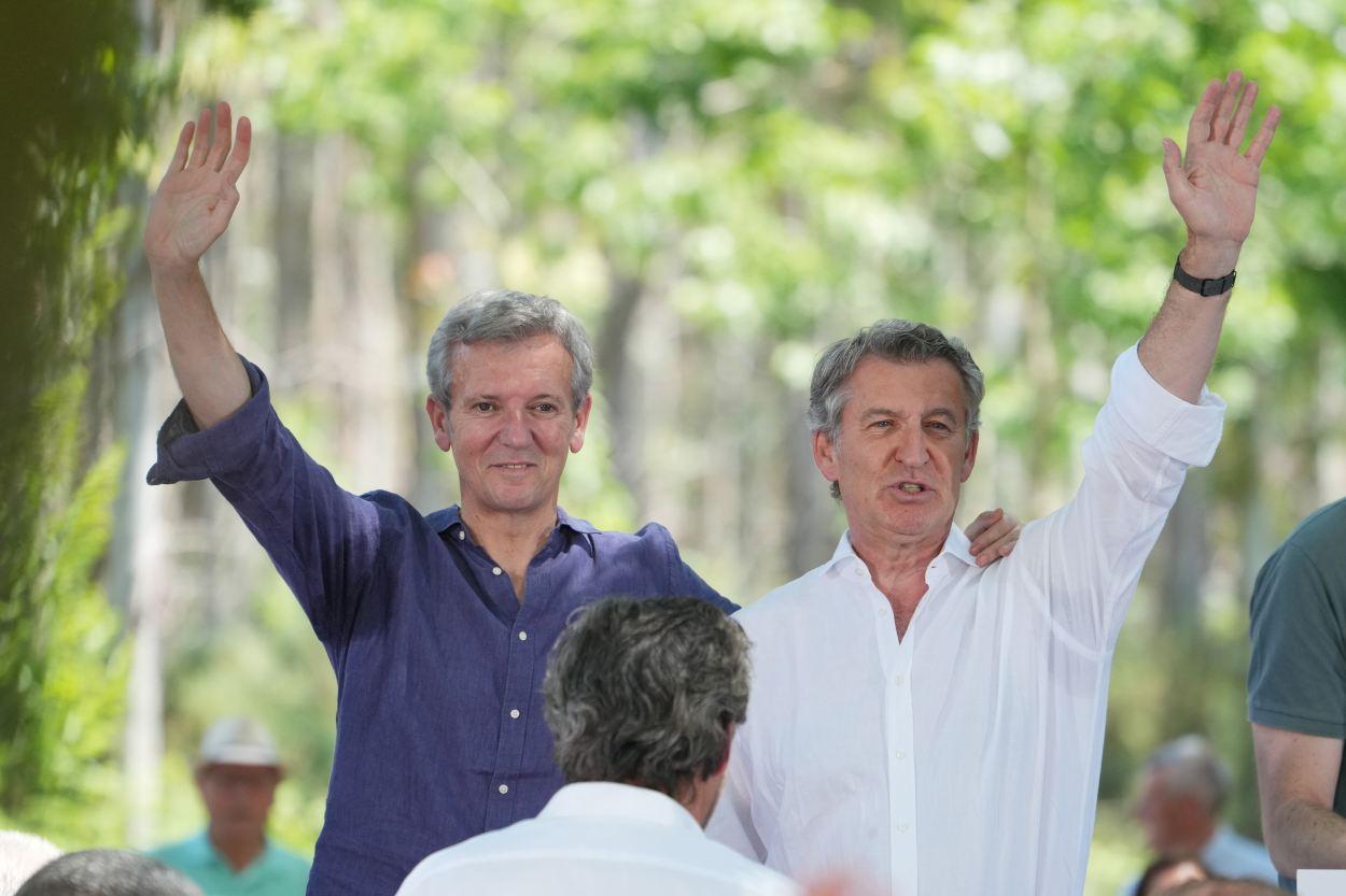 Diferentes sectores, a raíz de la polémica de las bajas laborales, se preguntan si Galicia es el "banco de pruebas" de Feijóo, en la imagen con Alfonso Rueda hace un mes en O Pino (Foto: Europa Press).