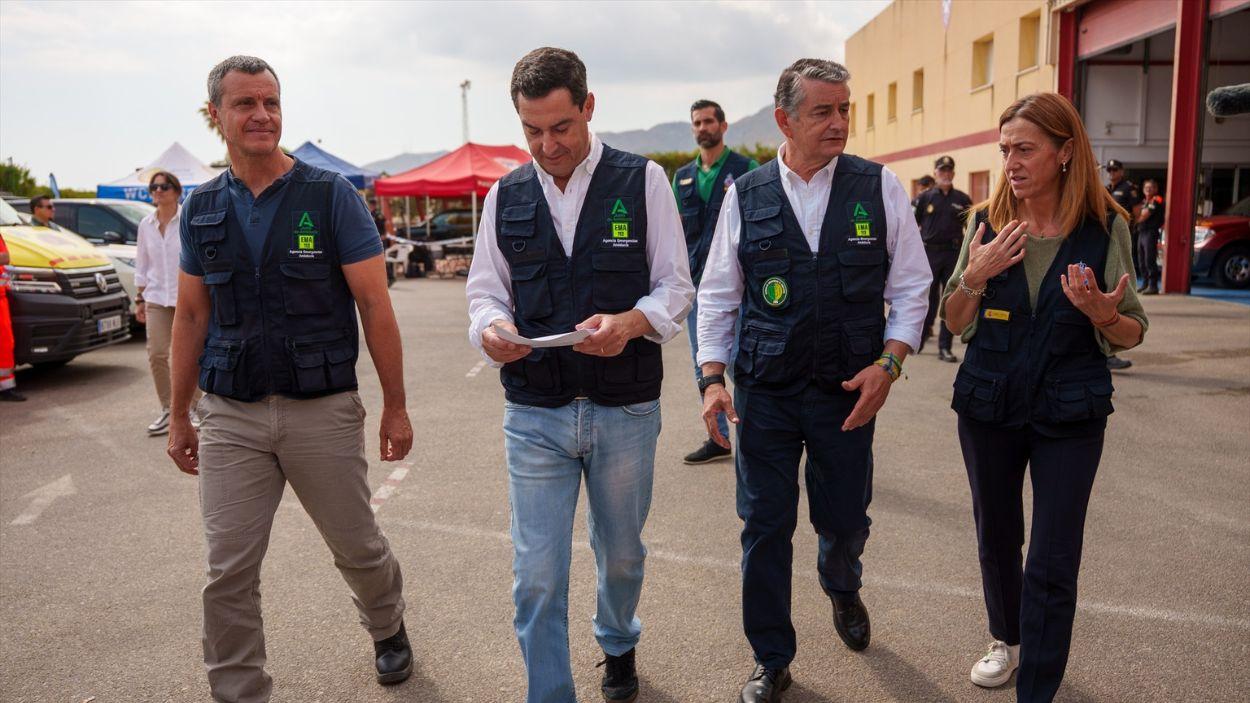 El presidente de la Junta de Andalucía, Moreno Bonilla, junto al consejero de Emergencias, Antonio Sanz, en el incendio forestal de los Gallardos / EP