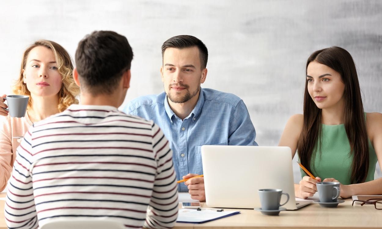 Un trabajador reunido con Recursos Humanos