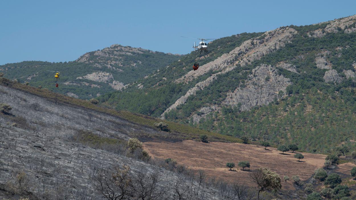 Un helicóptero participa en las tareas de extinción del incendio declarado en Huertezuelas, pedanía de Calzada de Calatrava (Ciudad Real). EP.
