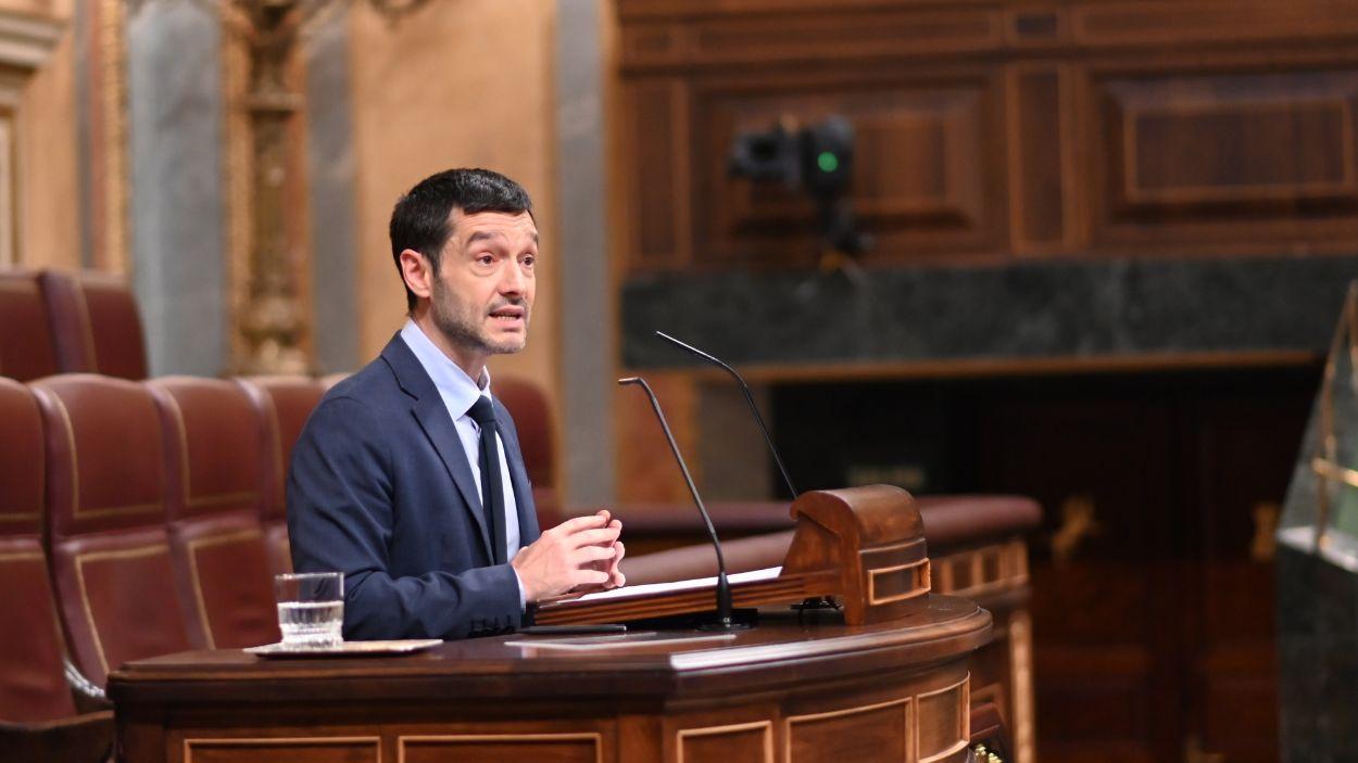 El ministro de Derechos Sociales, Consumo y Agenda 2030, Pablo Bustinduy, en un Pleno del Congreso de los Diputados. EP.