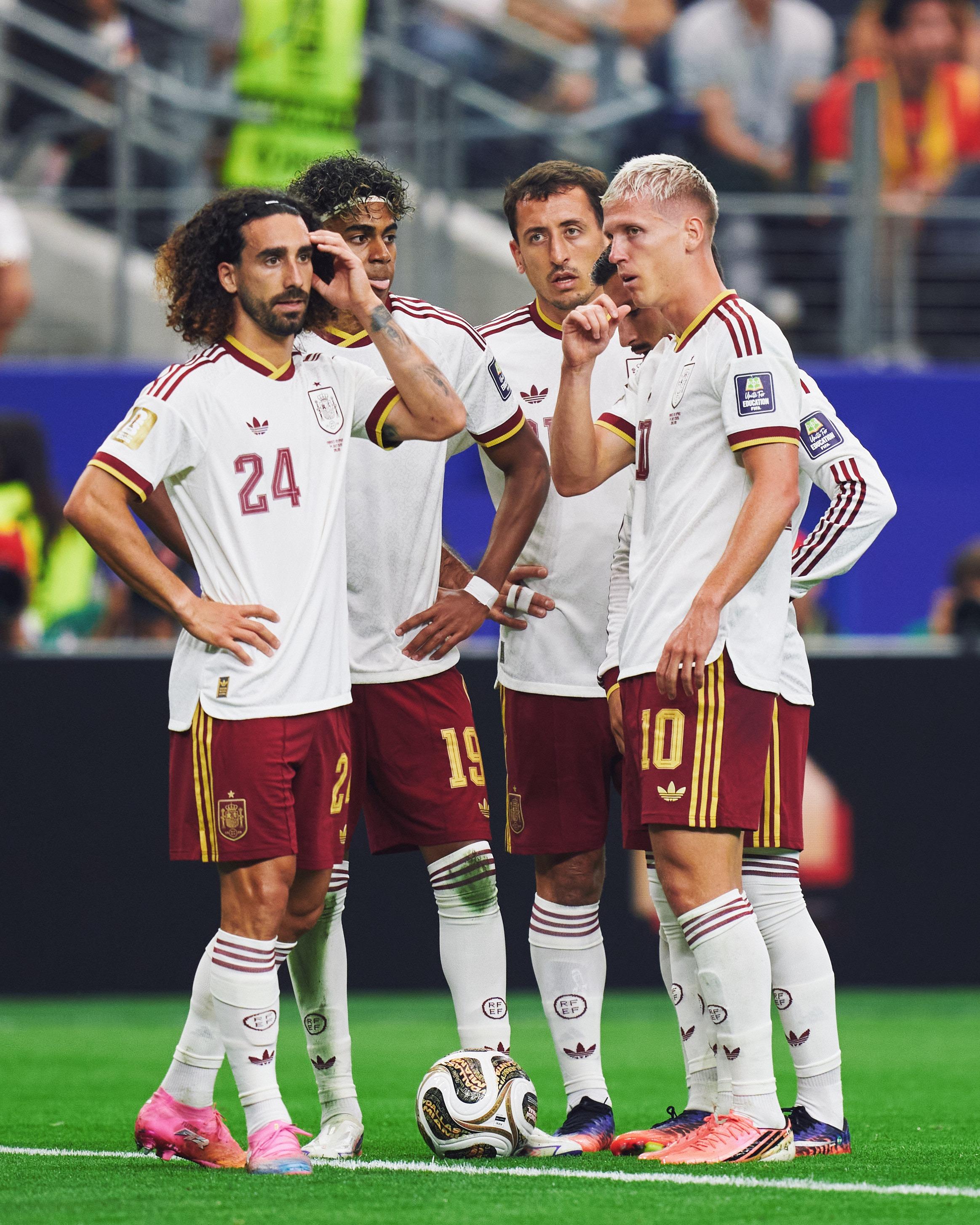 Jugadores de la Selección Española ante Francia