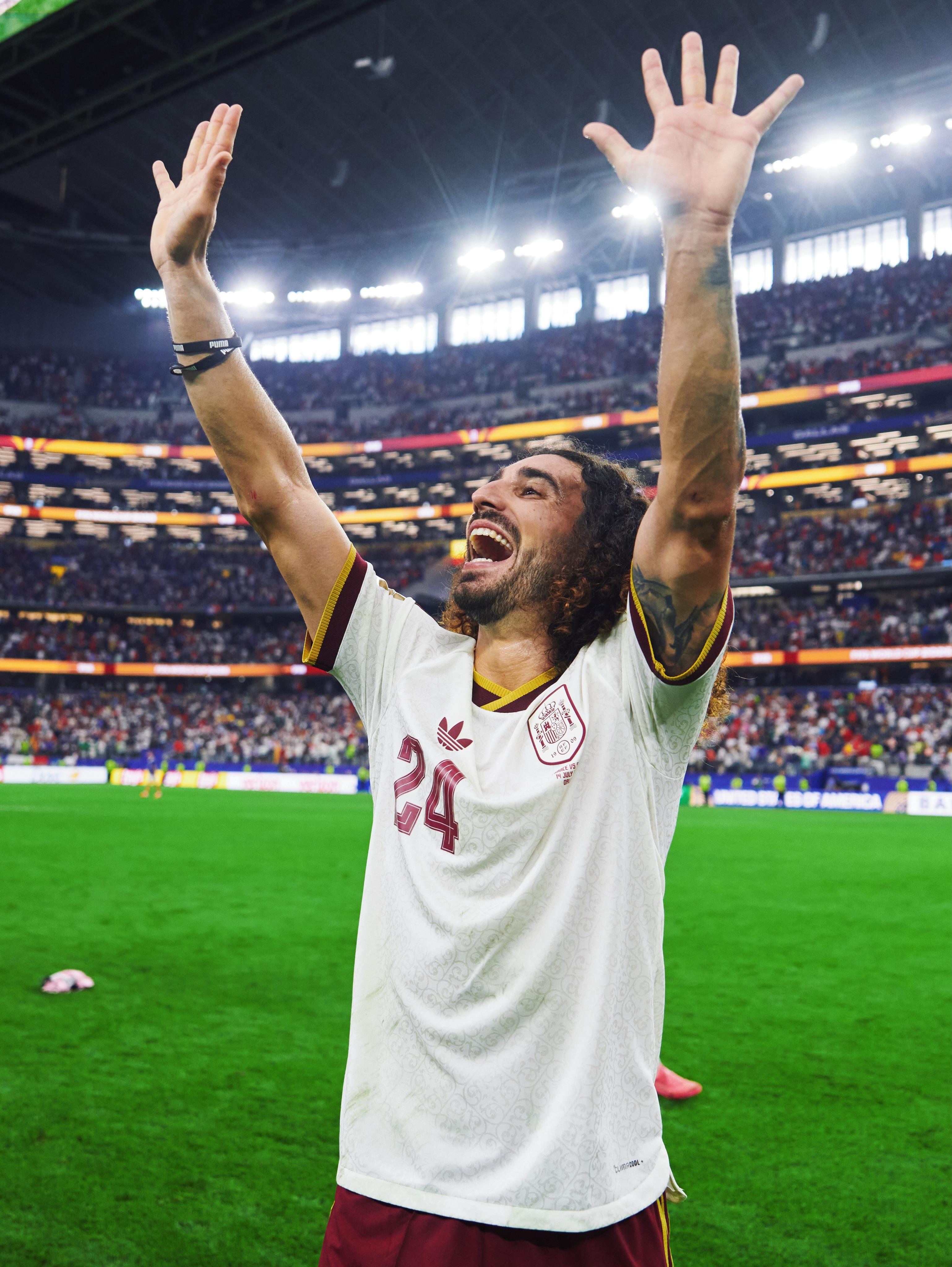 Marc Cucurella celebra el pase a la final