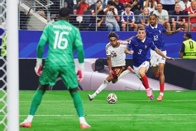 Lamine Yamal durante el Francia-España