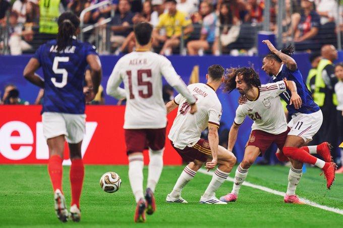 Marc Cucurella durante el Francia-España