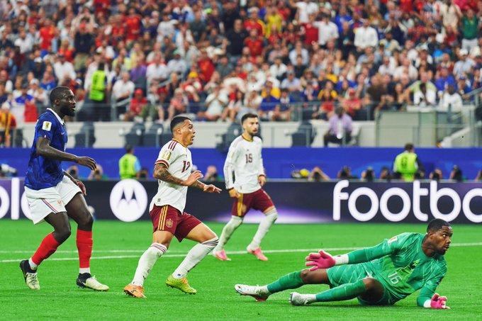 Pedro Porro anota el segundo gol para España