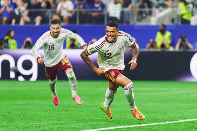 Pedro Porro celebra su gol para España