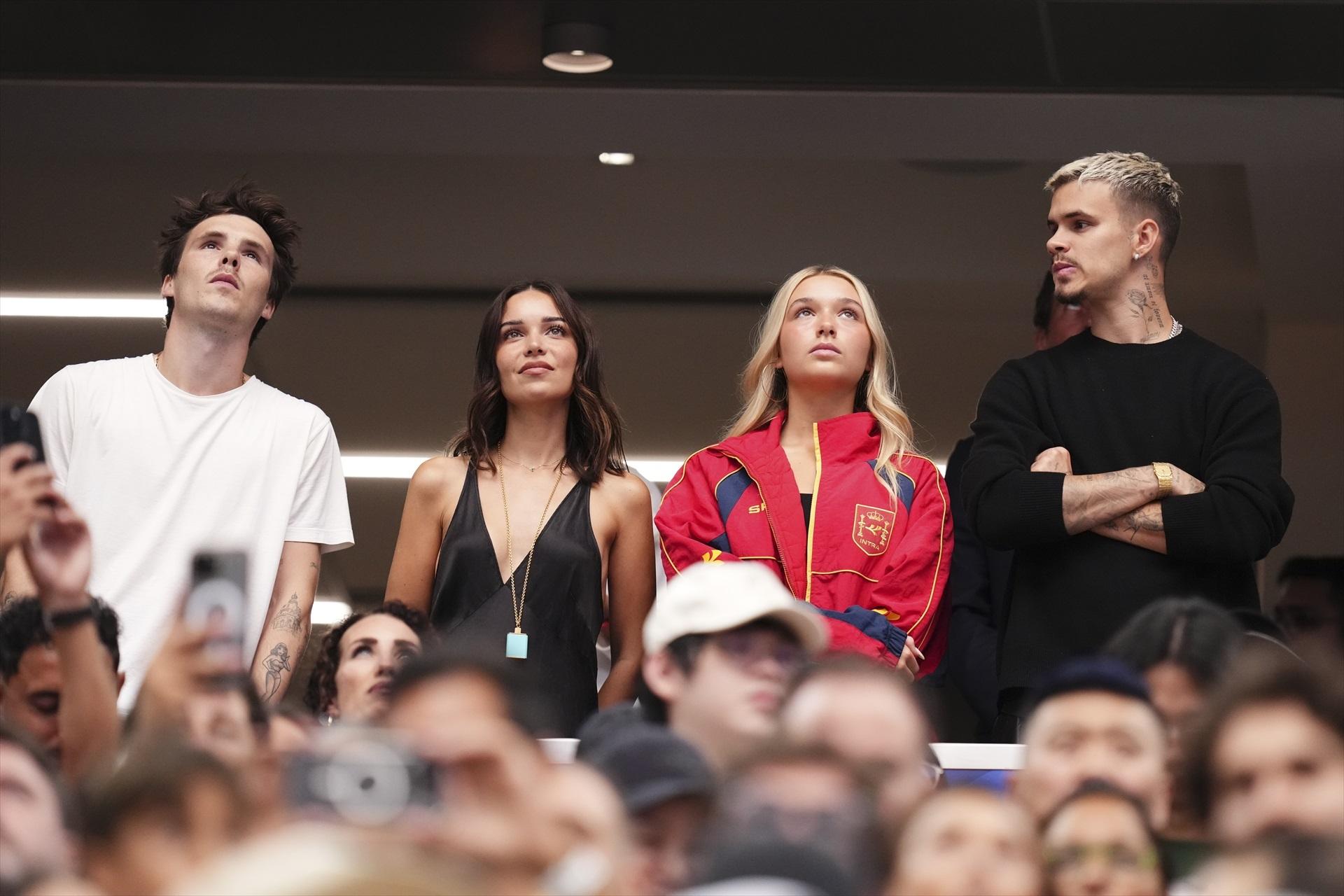 Harper Beckham y Romeo Beckham aparecen en la imagen durante el partido de semifinales de la Copa Mundial de la FIFA 2026 entre Francia y España en el estadio de Dallas el 14 de julio de 2026 en Arlington, Texas. Harper Beckham y Romeo Beckham aparecen en la imagen durante el partido de semifinales de la Copa Mundial de la FIFA 2026 entre Francia y España en el estadio de Dallas el 14 de julio de 2026 en Arlington, Texas.